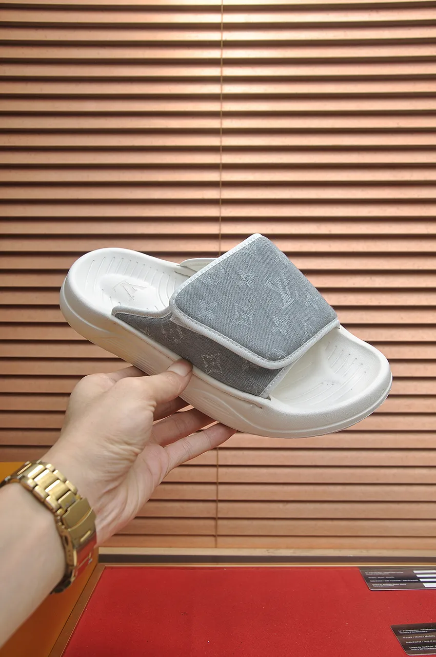 Men's men's shoes 💰340💶 [Louis Vuitton LV slippers] (high-end cowhide) counter 1:1 fashion style, a must-have for summer! The designer used LV’s iconic outsole. The original simple slippers instantly become fashionable! The upper is made of flexible special cowhide leather straps alternately, and the workmanship is exquisite! A must-have for stylish men in summer, size 38-45 (45 customized)